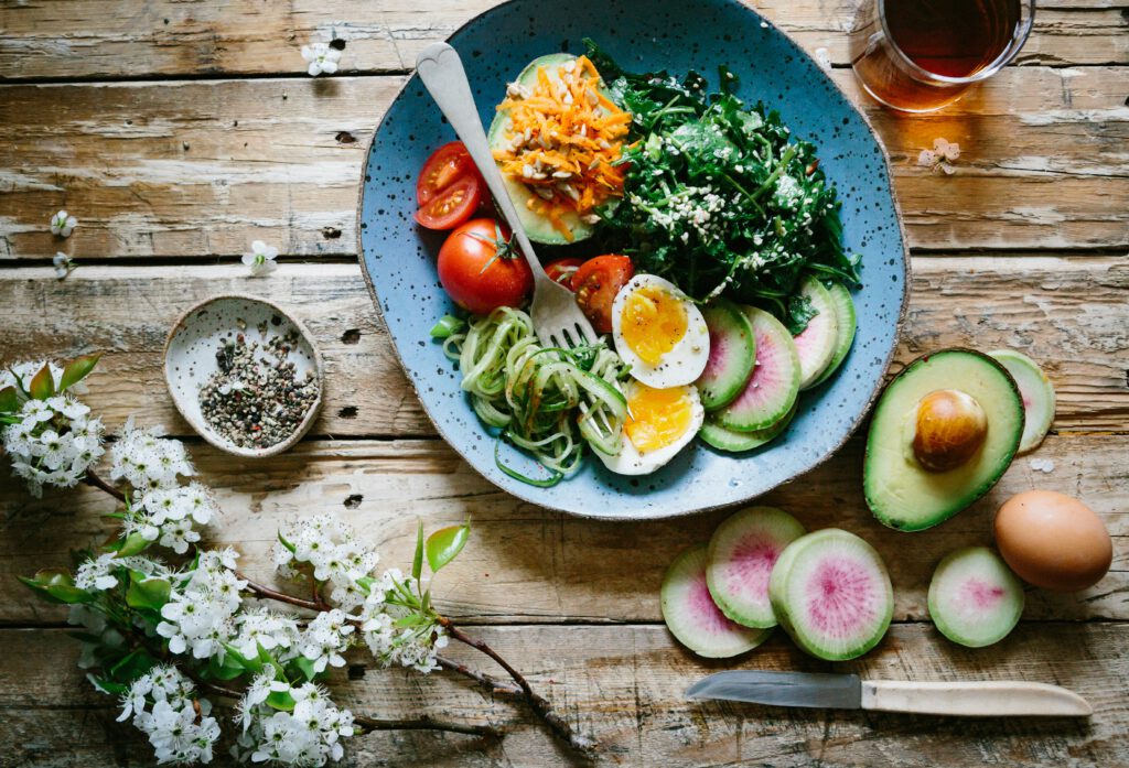Plato saludable amb ous, verdures i fruites, ideal per a una nutrició equilibrada al Centre d'Osteopatia Llavaneres.