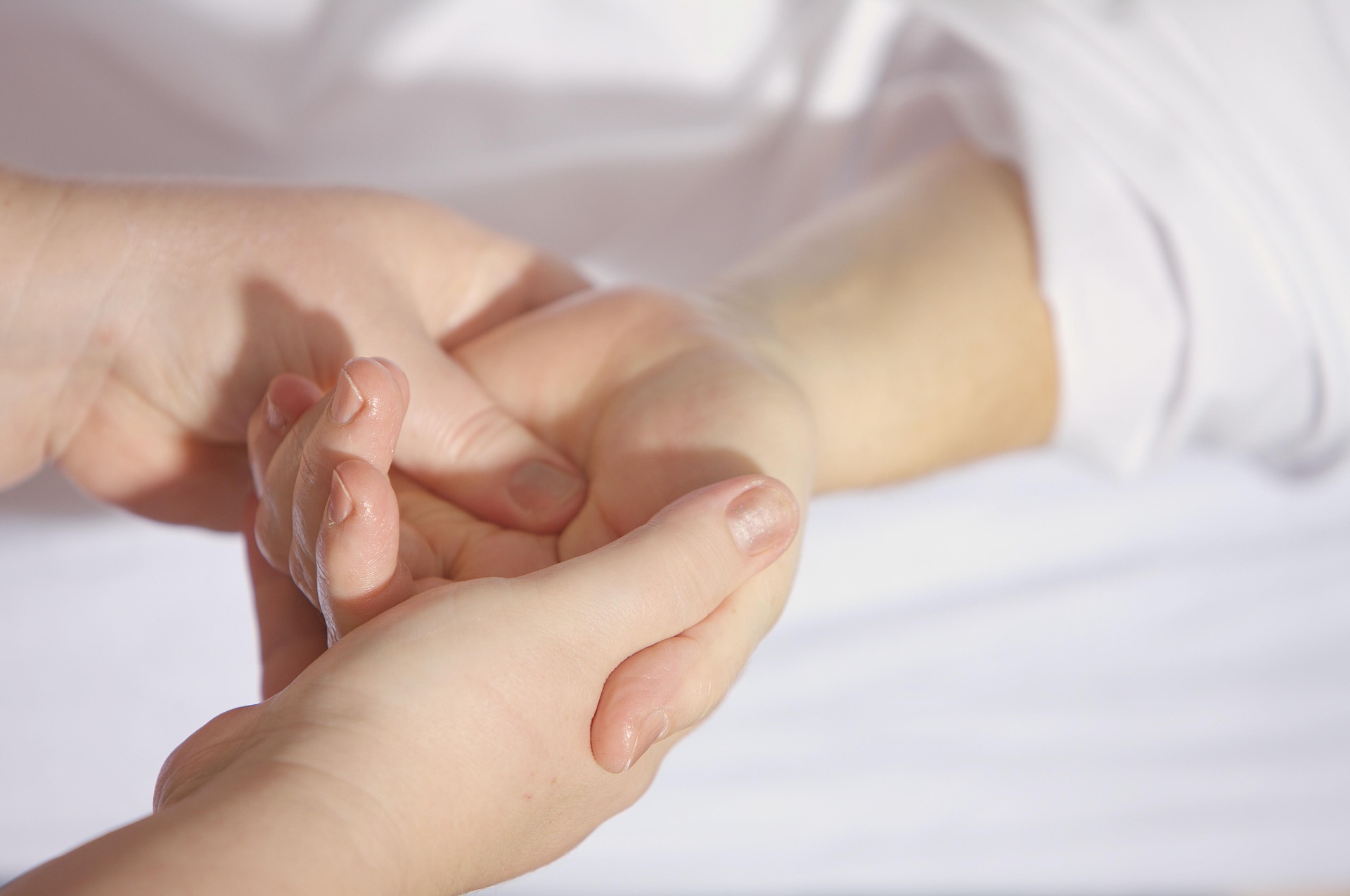 Mans que realitzen una tècnica d'osteopatia al Centre d'Osteopatia Llavaneres, especialitzats en salut i benestar.